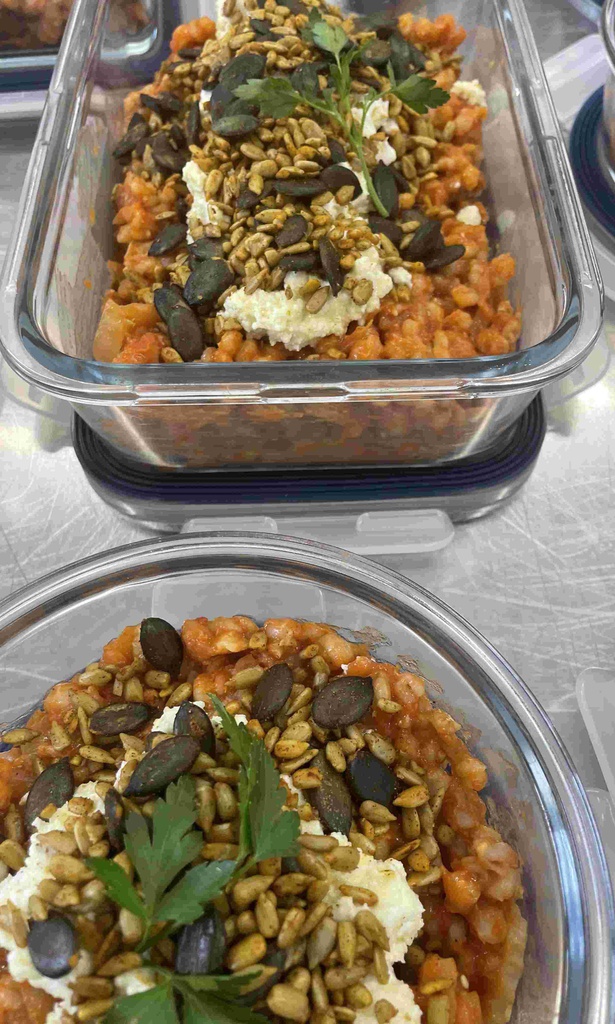 Risotto d'orge tomaté, féta marinée, croustillant de graines et légume de saison - Mardi